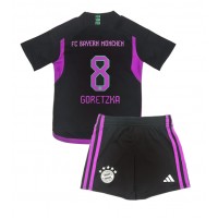 Bayern Munich Leon Goretzka #8 Vonkajší Detský futbalový dres 2023-24 Krátky Rukáv (+ trenírky)